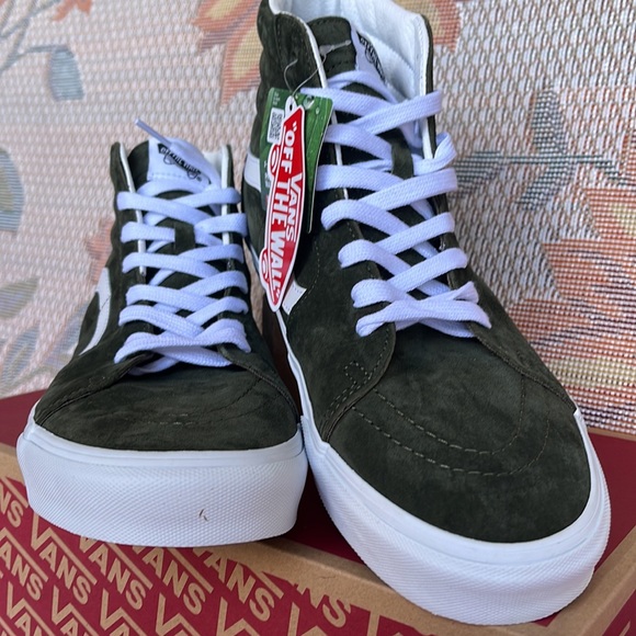 Vans WMNS Sk8-Hi
Pig Suede Grape Leaf
VN0A4BVT50K
Sneakers - Picture 8 of 16